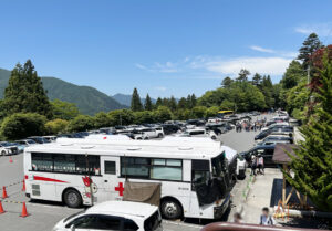 三峯神社の駐車場は無料？混雑時間や本殿までの距離もご紹介！